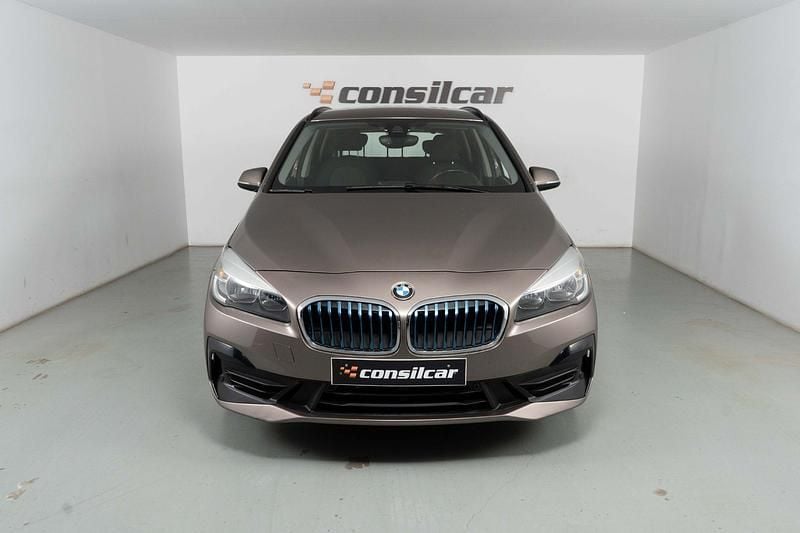Castanho Usado 2019 BMW 225 Active Tourer Advantage Monovolume | € 18.480 - Imagem 1/4