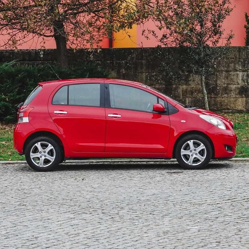 Usado Toyota Yaris 90 HP (66 kW) 2011 Vermelho Citadino