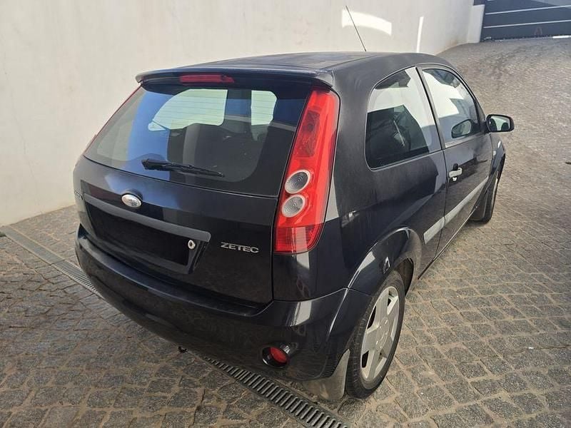 Usado Ford Fiesta Ghia 75 HP (55 kW) 2006 Citadino