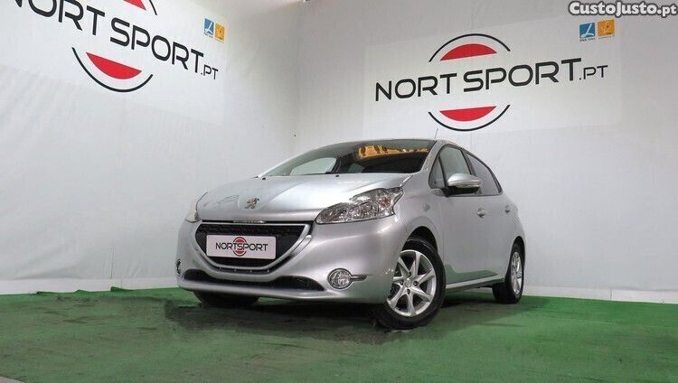 Cinza Usado 2015 Peugeot 208 Active Citadino | € 12.500 (Caro) - Imagem 1/1