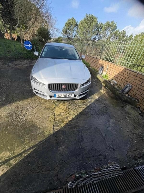 Cinzento Usado 2016 Jaguar XE Sedan | € 13.000 - Imagem 1/4