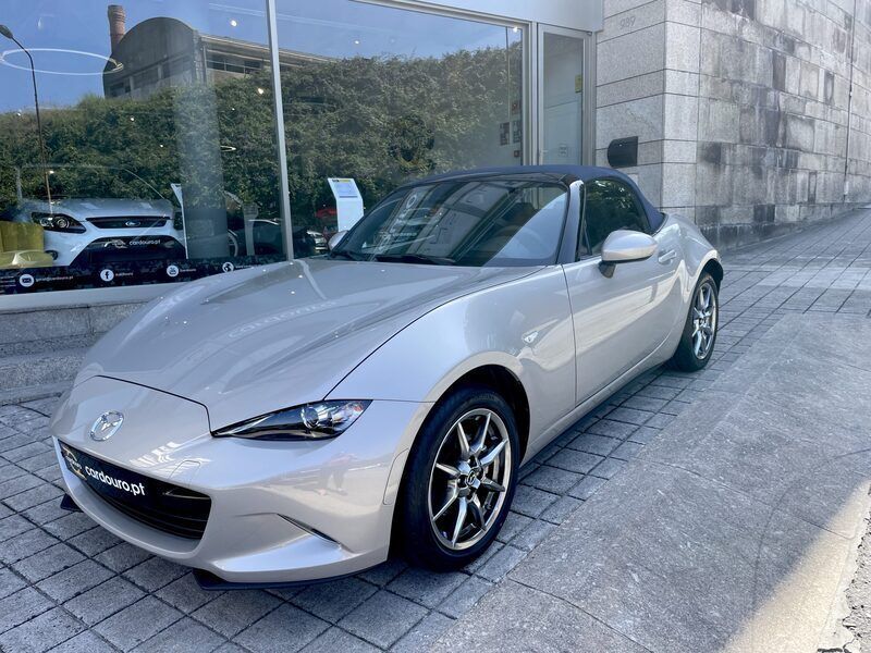 Usado Mazda MX5 Evolve 132 HP (97 kW) 2022 Cinzento preto Cabrios