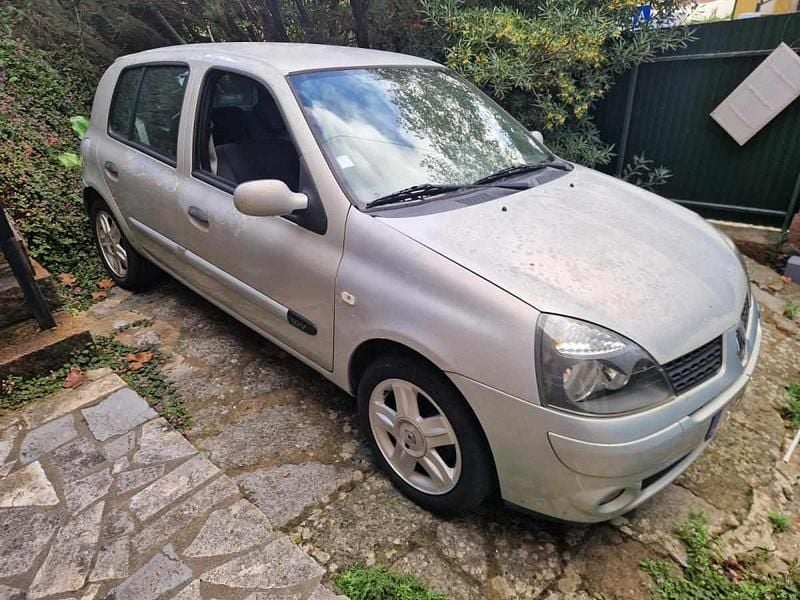 Usado Renault Clio II 75 HP (55 kW) 2004 Cinzento Citadino