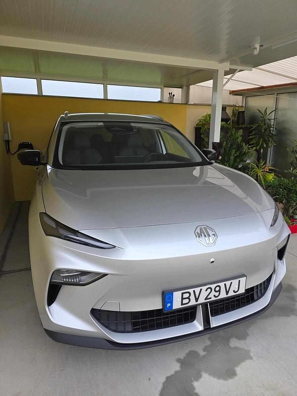 Cinzento Usado 2025 MG MGS5 EV Luxury SUV | € 32.900 - Imagem 1/4