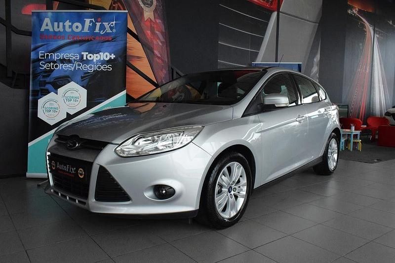 Cinzento Usado 2012 Ford Focus Trend Citadino | € 7.800 (Preço justo) - Imagem 1/4