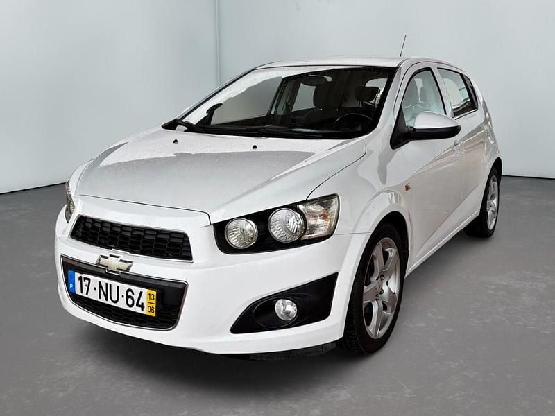 Branco Usado 2013 Chevrolet Aveo LTZ Sedan | € 6.900 - Imagem 1/4