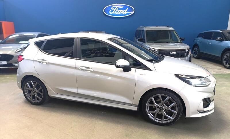Cinza Usado 2022 Ford Fiesta ST-Line Citadino | € 17.900 (Preço justo) - Imagem 1/4