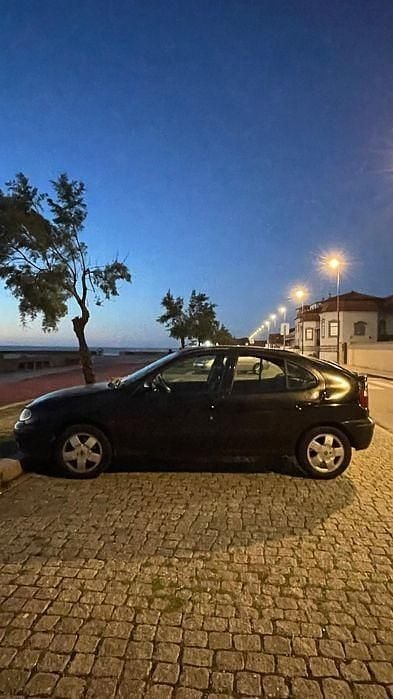 Usado 2001 Renault Mégane Sedan | € 1.300 - Imagem 1/4