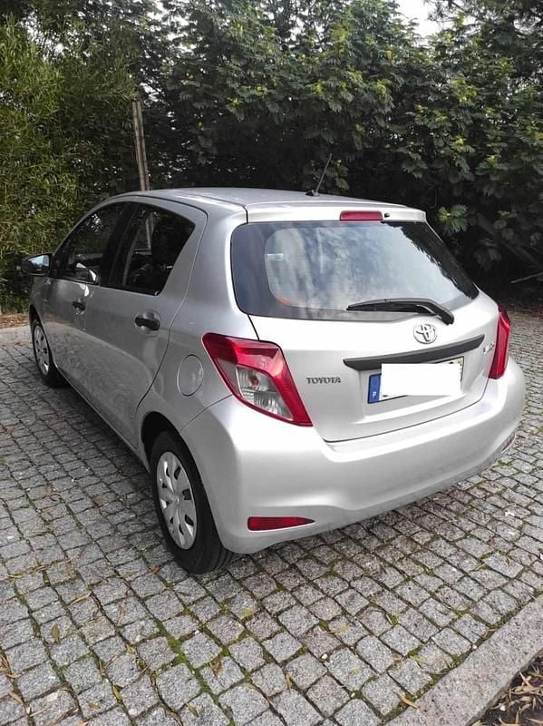 Cinzento Usado 2014 Toyota Yaris Citadino | € 11.000 (Preço justo) - Imagem 1/4