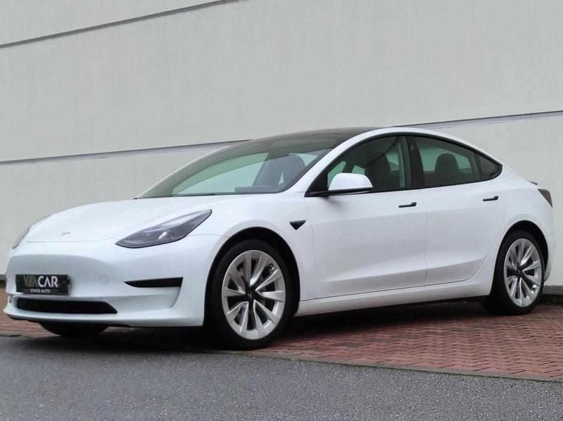 Branco Usado 2022 Tesla Model 3 Standard Range Plus Sedan | € 27.900 (Preço justo) - Imagem 1/4