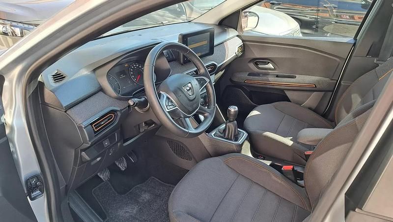 Usado Dacia Sandero Comfort 91 HP (66 kW) 2022 Cinzento Citadino
