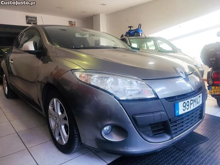 Cinza Usado 2010 Renault Mégane Coupé Coupé | € 4.950 - Imagem 1/1