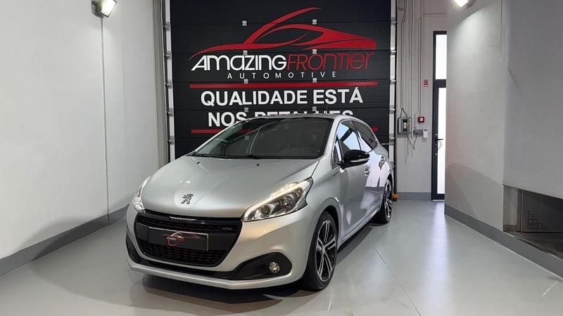 Cinzento Usado 2018 Peugeot 208 GT-line Citadino | € 11.000 (Preço justo) - Imagem 1/4