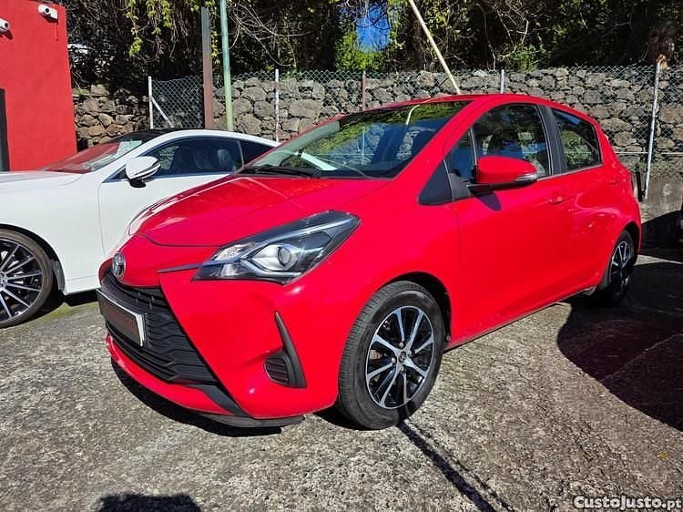 Usado Toyota Yaris Comfort 72 HP (52 kW) 2020 Vermelho