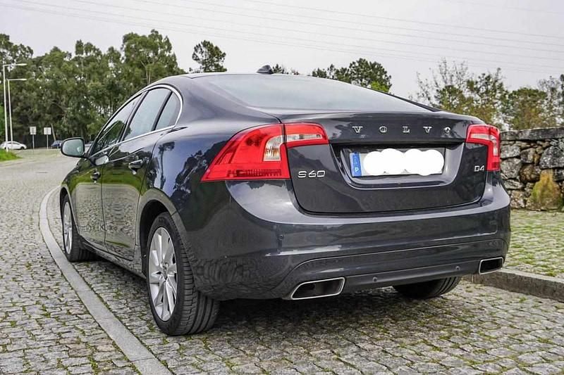 Usado Volvo S60 181 HP (133 kW) 2015 Cinzento Sedan