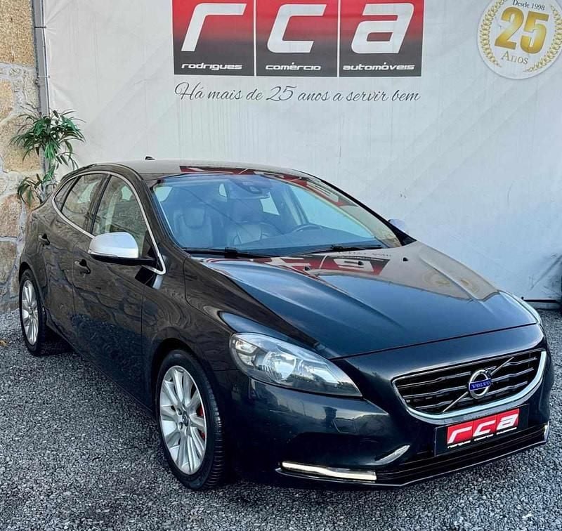 Usado Volvo V40 R-Design Momentum 115 HP (84 kW) 2013 Preto Carrinha