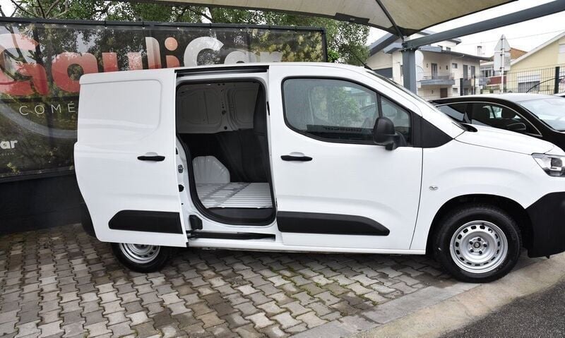 Usado Citroën Berlingo Shine 102 HP (75 kW) 2021 Branco Monovolume