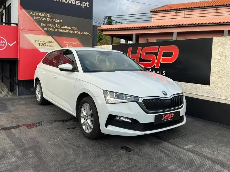 Branco Usado 2022 Skoda Scala Ambition Citadino | € 15.990 (Caro) - Imagem 1/4