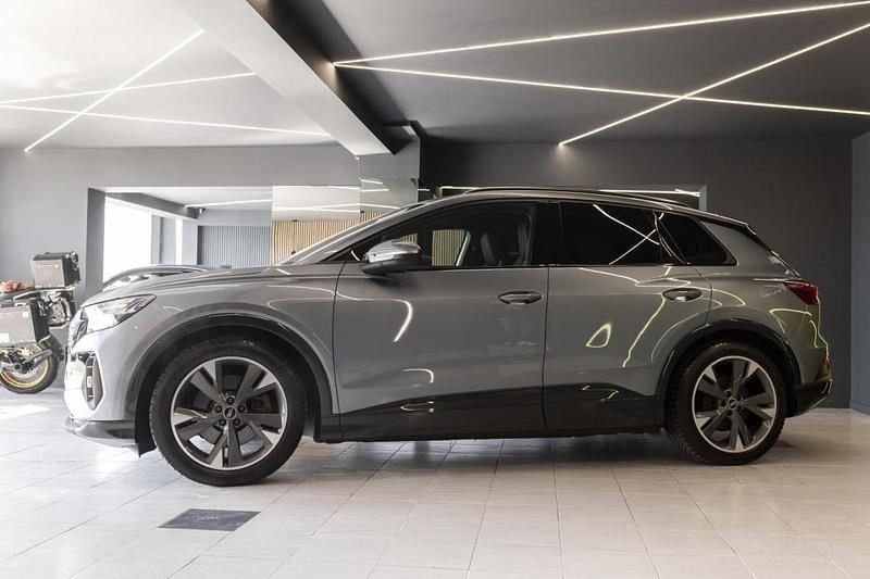 Usado Audi Q4 e-tron 150 kW (204 HP) 2021 Azul SUV