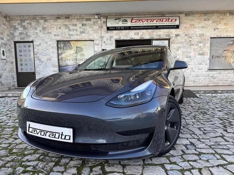 Cinzento Usado 2022 Tesla Model 3 Standard Range Sedan | € 27.500 (Preço justo) - Imagem 1/4