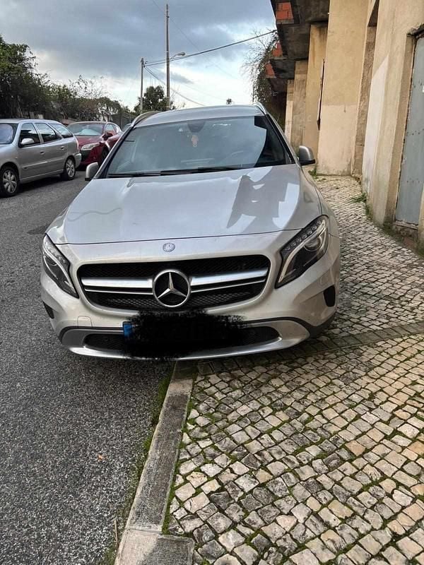Cinzento Usado 2015 Mercedes 200 Citadino | € 23.500 - Imagem 1/4