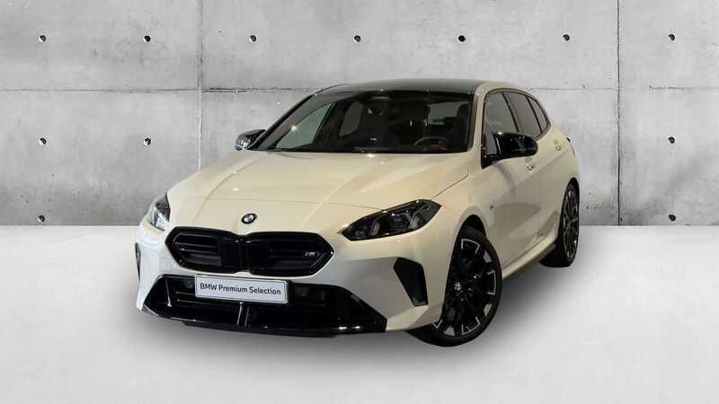 Branco alpine Usado 2024 BMW M135 Comfort Edition Citadino | € 57.946 - Imagem 1/4
