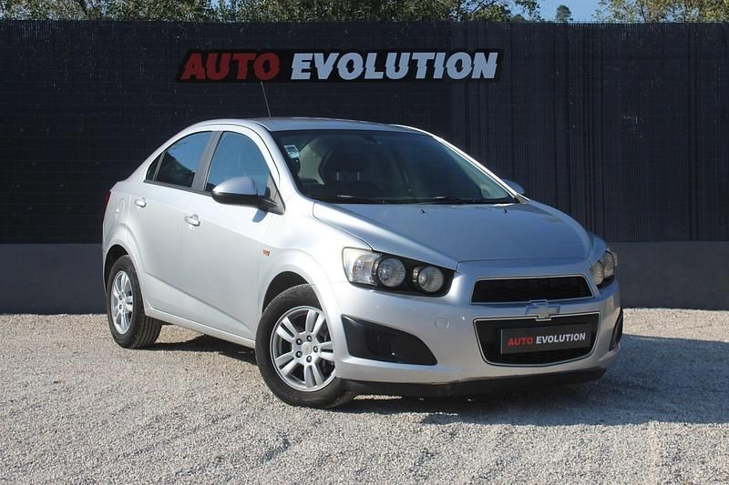Cinza Usado 2013 Chevrolet Aveo LT Sedan | € 6.900 - Imagem 1/4