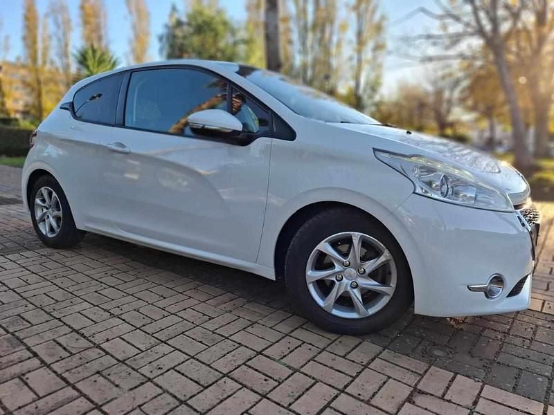 Branco Usado 2012 Peugeot 208 Citadino | € 7.980 (Preço justo) - Imagem 1/4