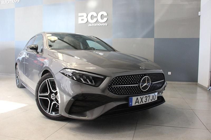 Cinza Usado 2023 Mercedes A200 AMG line Sedan | € 31.990 - Imagem 1/4