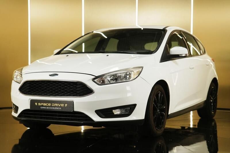Branco Usado 2017 Ford Focus Trend Citadino | € 16.500 (Caro) - Imagem 1/4