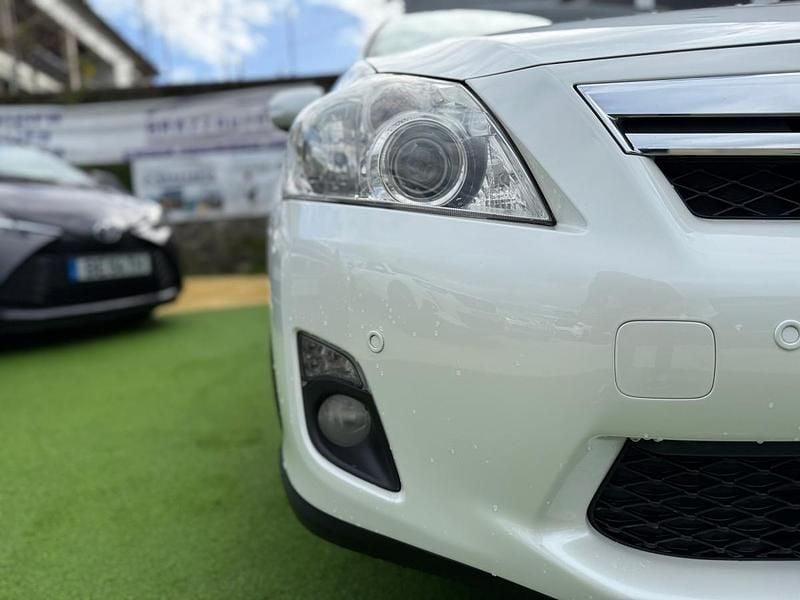 Usado Toyota Auris 140 HP (102 kW) 2011 Branco Citadino