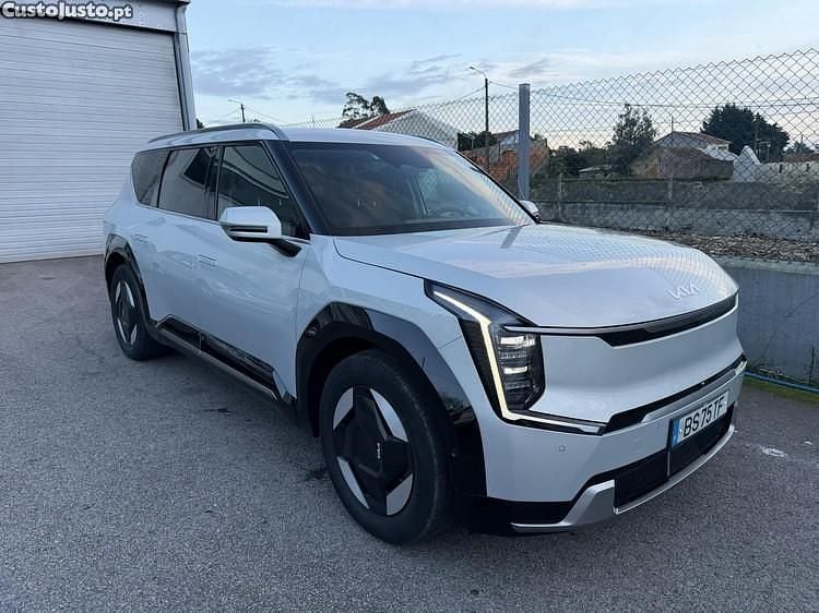 Cinza Usado 2025 Kia EV9 SUV | € 68.900 - Imagem 1/1