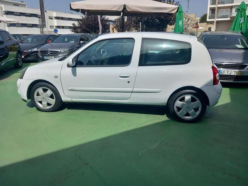Usado Renault Clio II 65 HP (47 kW) 2003 Branco