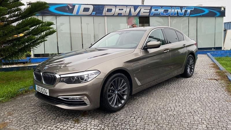 Cinza Usado 2018 BMW 530 iPerformance Sedan | € 21.900 - Imagem 1/4