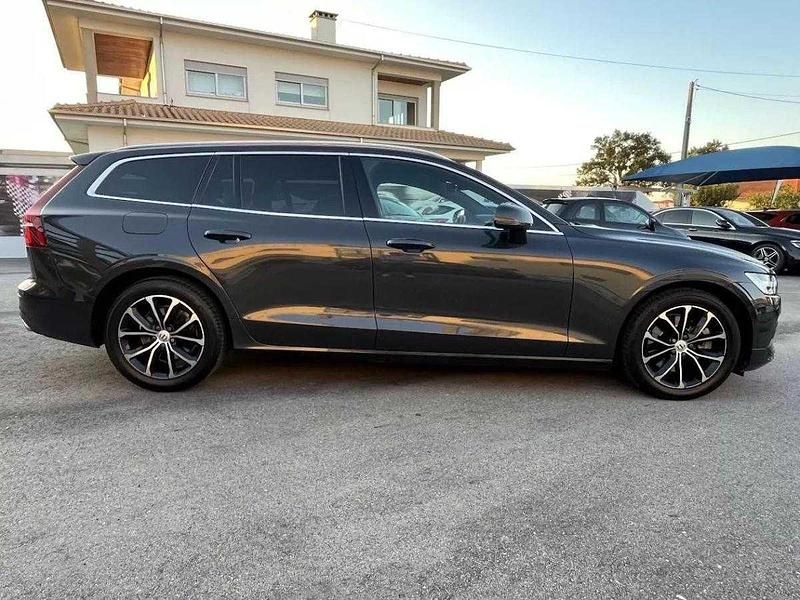 Usado Volvo V60 Momentum 190 HP (139 kW) 2020 Cinzento Carrinha