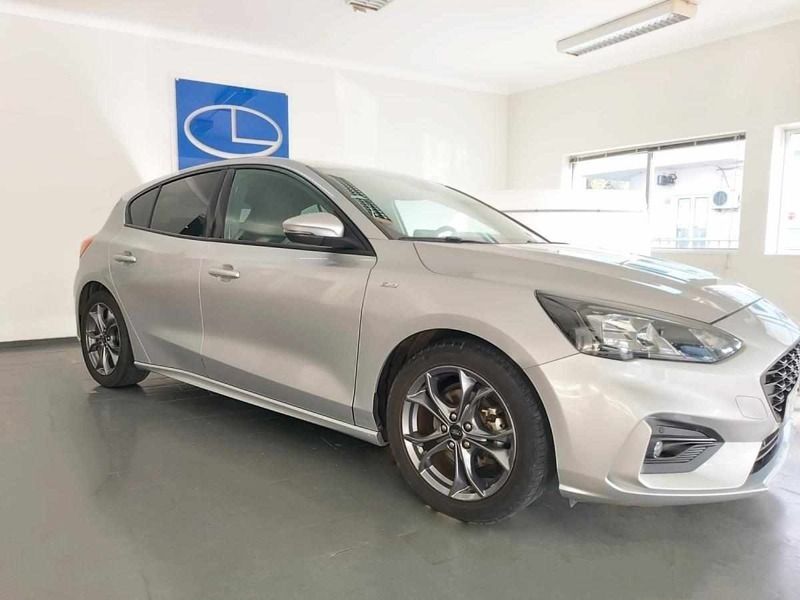 Usado Ford Focus 125 HP (91 kW) 2021 Cinzento Citadino