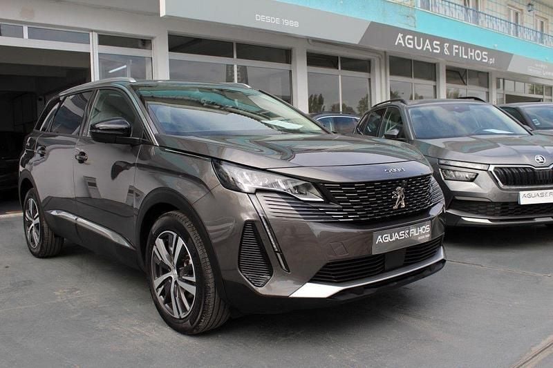 Cinzento (metalizado) Usado 2022 Peugeot 5008 Allure Monovolume | € 28.990 - Imagem 1/4