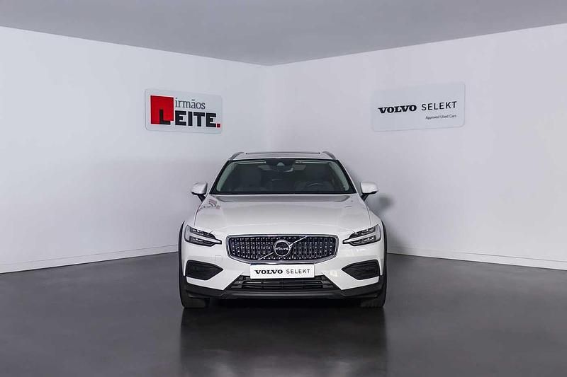 Usado Volvo V60 CC Pro 197 HP (144 kW) 2022 Branco gelo  614 Carrinha