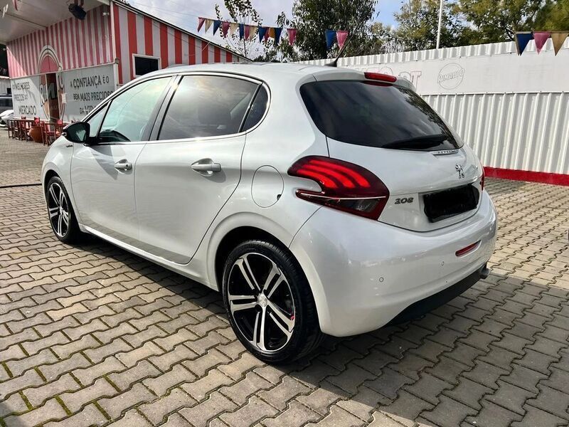 Branco Usado 2018 Peugeot 208 GT-line Citadino | € 14.389 (Preço elevado) - Imagem 1/4