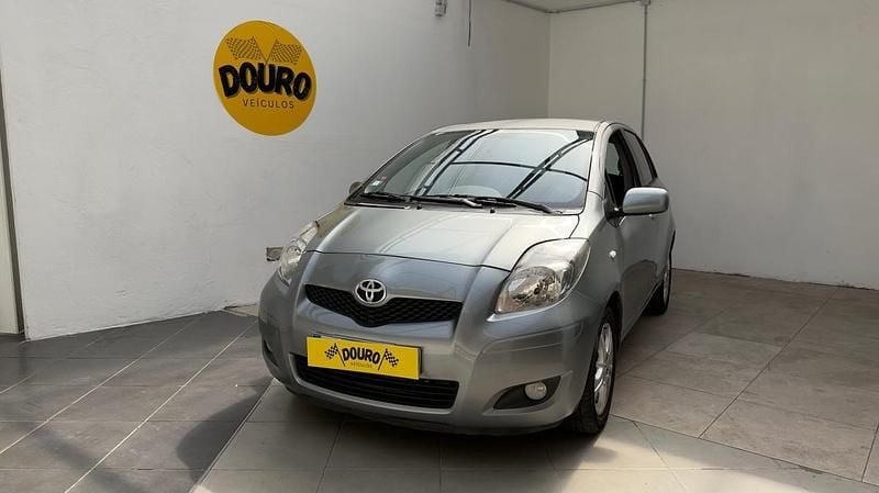 Cinzento Usado 2010 Toyota Yaris | € 8.490 (Preço elevado) - Imagem 1/4