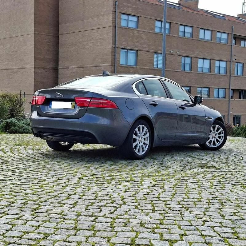 Usado Jaguar XE 180 HP (132 kW) 2017 Cinzento Sedan