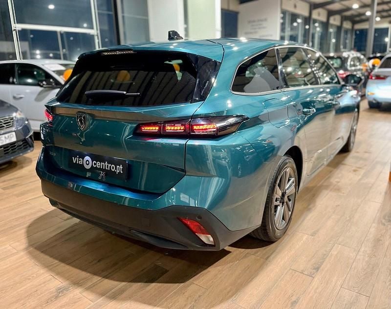 Usado Peugeot 308 Active 130 HP (95 kW) 2023 Verde Carrinha