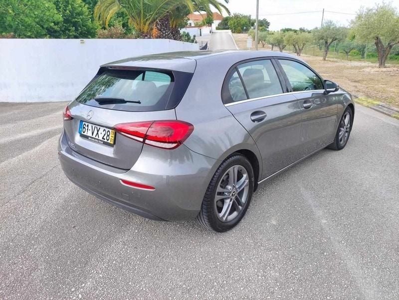 Usado Mercedes A180 116 HP (85 kW) 2019 Cinzento Citadino
