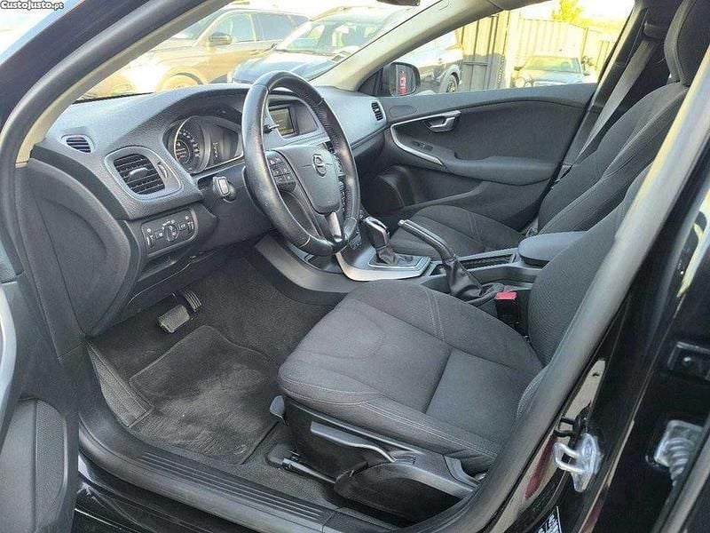 Usado Volvo V40 Kinetic 120 HP (88 kW) 2017 Sedan