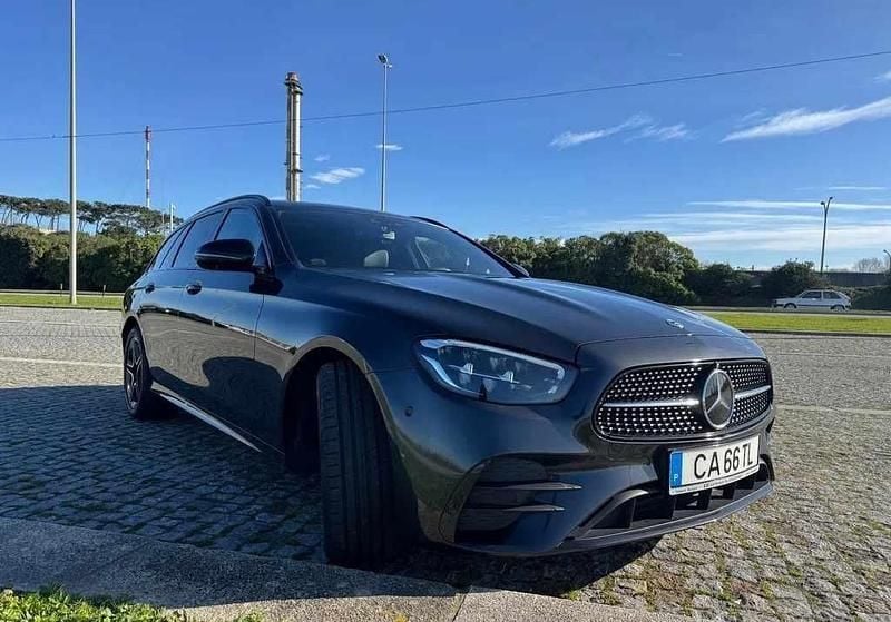 Cinzento Usado 2022 Mercedes E300 | € 40.000 (Super Preço) - Imagem 1/4