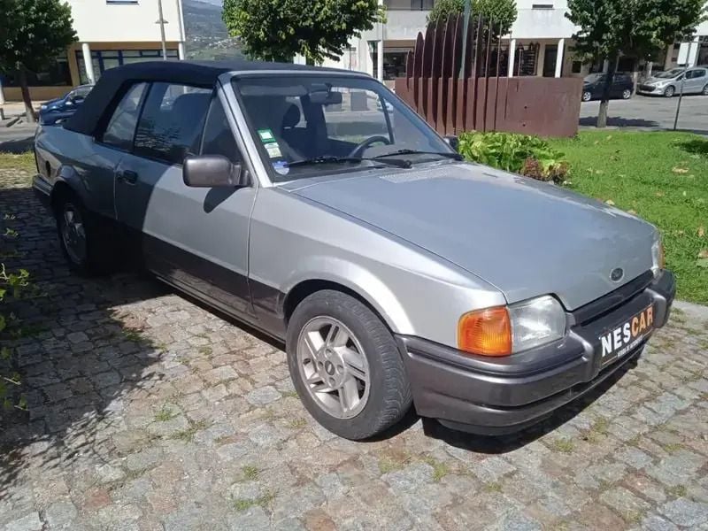 Usado Ford Escort Cabriolet 105 HP (77 kW) 1988 Cinzento Cabrios