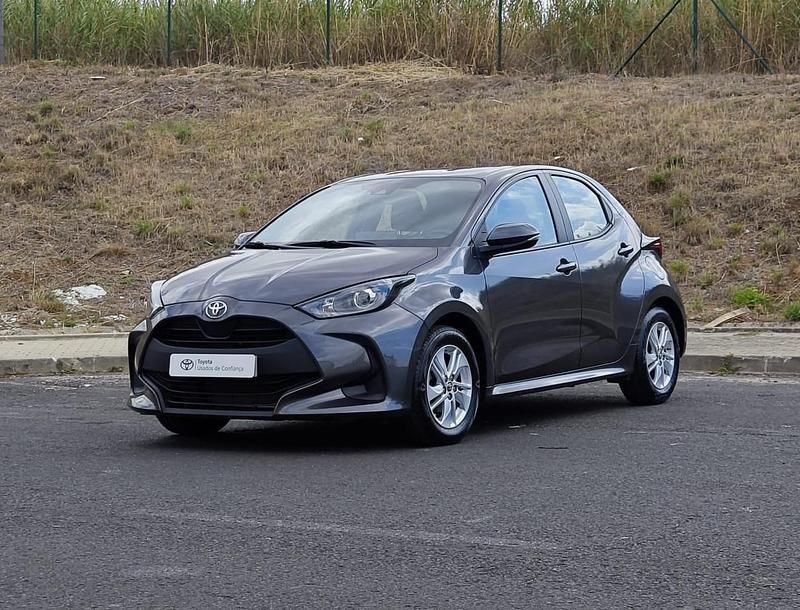 Cinza (pintura metalizada) Usado 2023 Toyota Yaris Comfort Sedan | € 18.250 (Preço justo) - Imagem 1/4