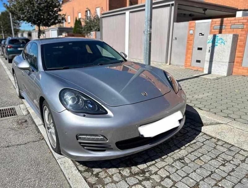 Cinzento Usado 2012 Porsche Panamera Sedan | € 30.000 (Bom preço) - Imagem 1/4