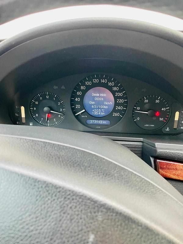 Cinzento Usado 2004 Mercedes E220 Carrinha | € 7.500 (Preço justo) - Imagem 1/4