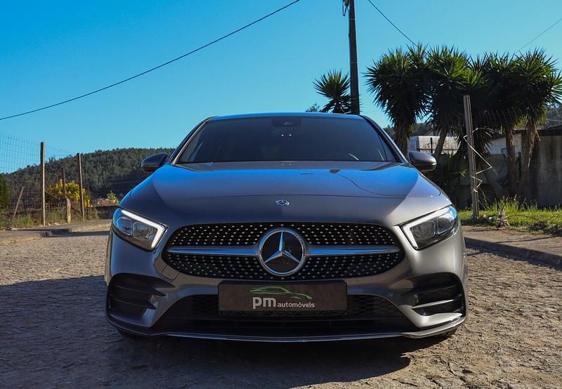 Cinza Usado 2019 Mercedes A180 AMG line | € 26.650 (Preço elevado) - Imagem 1/4